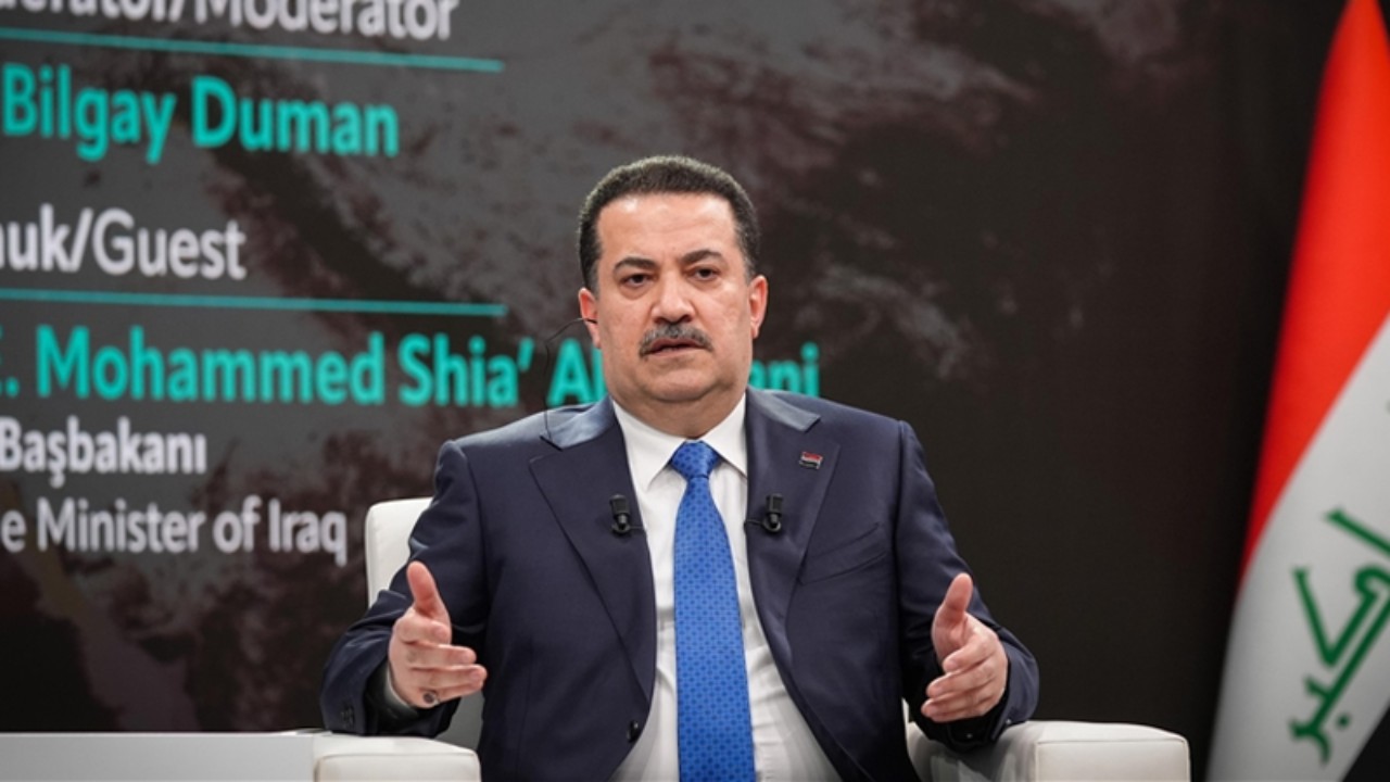 Eri uni sikishayotganini ushlab oldi. Xonanda Maksimning seks parodiyasini tomosha qiling